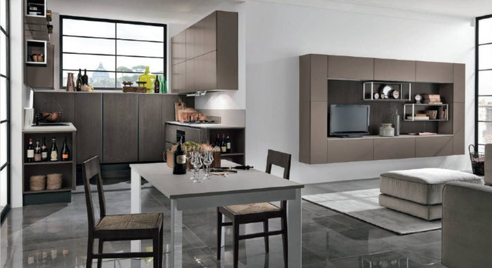 Dunkle Küche Essenza mit Schrankwand und Esstisch