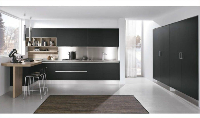 Schwarze Küche Linea mit Halbinsel aus Holz und dunklen Hochschränken