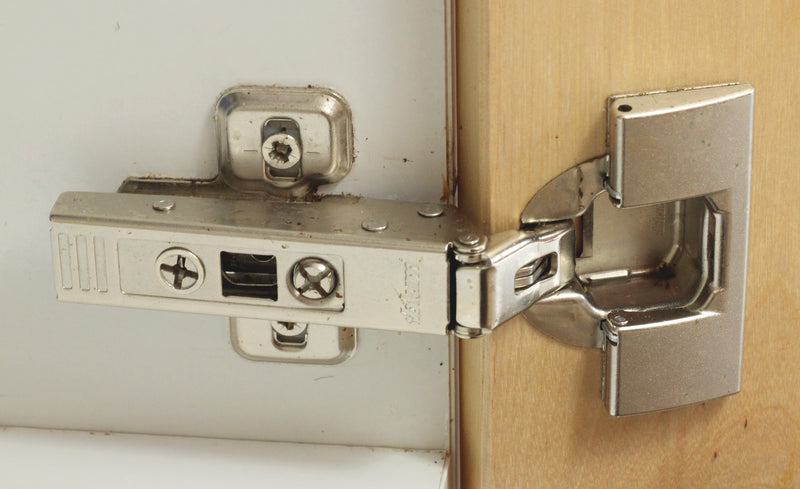 Topfscharnier, an der Tür montiert