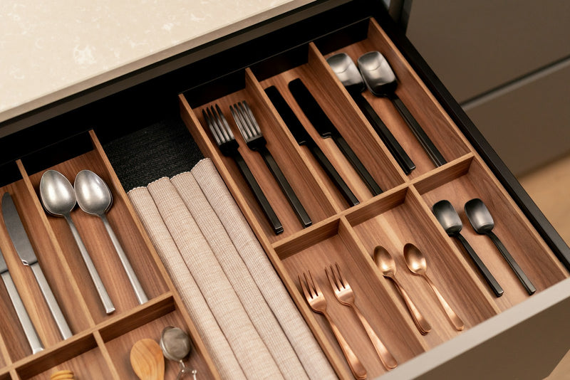 Schublade mit Besteckeinsatz aus Holz